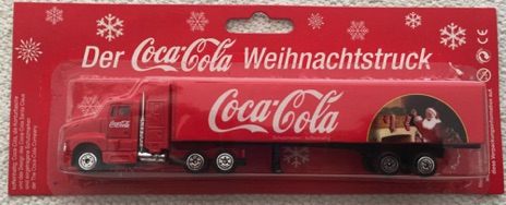 10133-2 € 6,00 coca cola vrachtwagen kerstman bij openhaard 18 cm.jpeg